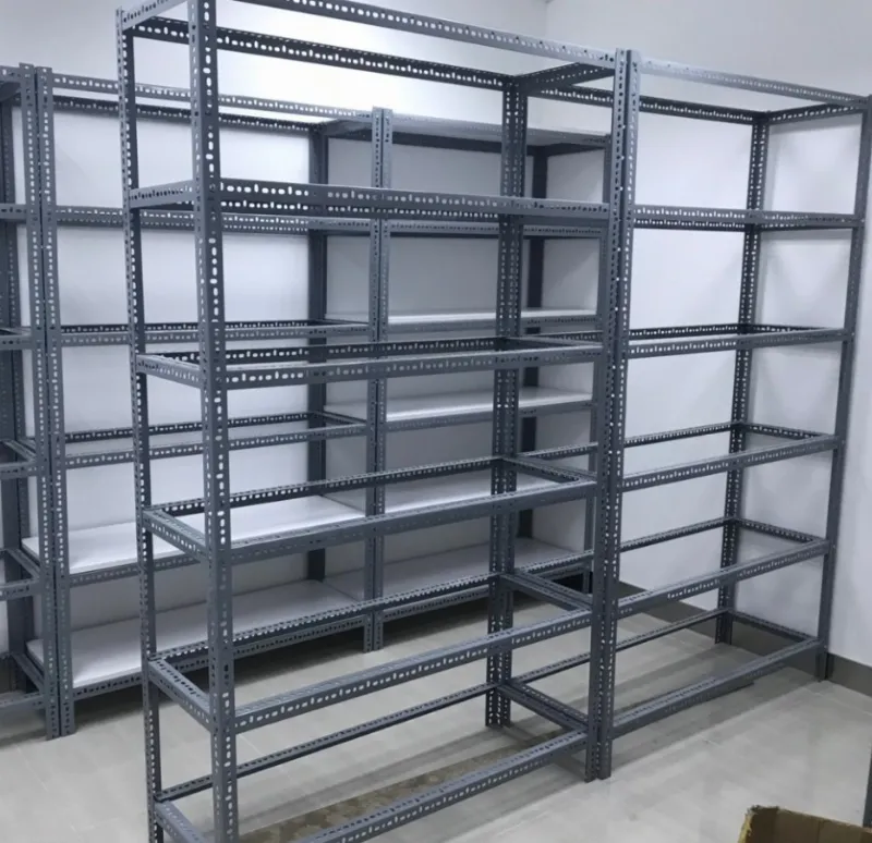 Chọn móc treo quần áo thông minh phù hợp với nhu cầu và không gian lưu trữ của bạn.